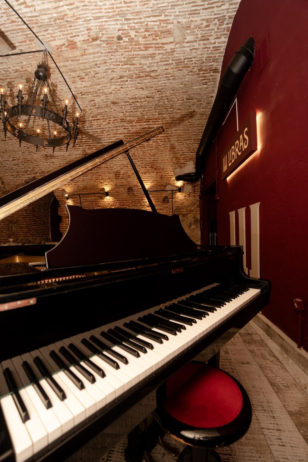 Piano de cola de Tres Libras bajo las bóvedas del Palacio de Anglona